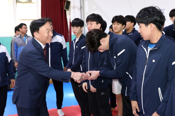 제100회 전국체육대회 선수단을 격려하고 있는 설동호 교육감