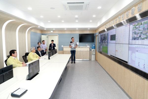 지난 7월 1일, 여름 재해 대비 점검차 아산시재난안전상황실에서 지방하천 수문 자동화시스템 구축사업 현황을 보고받는 오세현 아산시장