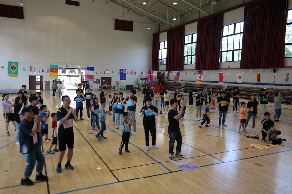 지난해 열린 체육대회 참가 아동들이 함께 율동하고 있다.