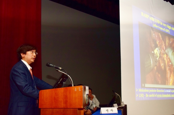 27일 범석홀에서 ‘비뇨의학과 로봇수술 300례 기념 심포지엄’을 개최했다.