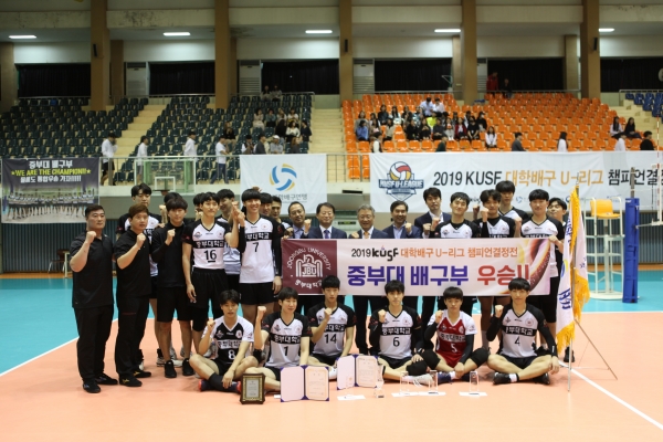 27일, 중부대학교에서 열린 ‘2019 KUSF 대학배구 U-리그 챔피언 결정전’ 마지막 경기인 3차전에서 경기대학교를 상대로 최종우승