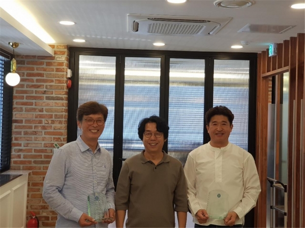 대전마케팅공사 직원, 은행동상점가 상인회로부터 감사패 받아