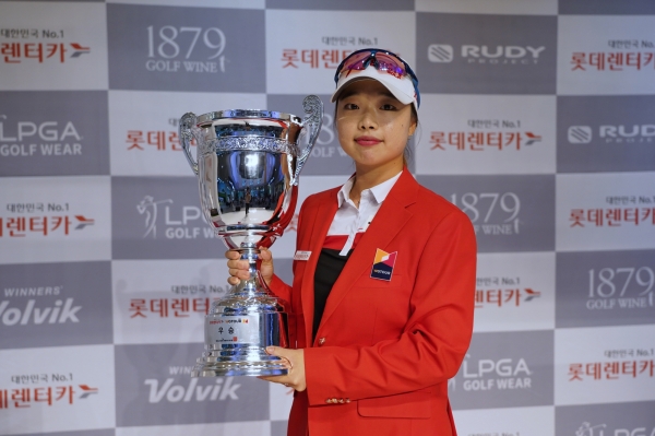 ‘2019 롯데렌터카 WGTOUR’ 정규투어 6차 대회에서 우승자 노은진 선수가 우승컵을 들고 있다