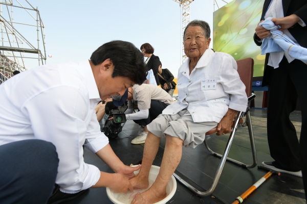 제23회 노인의 날 행사에서 황명선 논산시장이 장수어르신의 발을 닦아드리고 있다