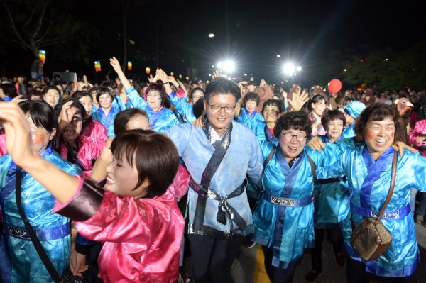 백제문화제 웅진성 퍼레이드에 참여한 김정섭 공주시장