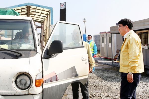 맹정호 서산시장이 예천동 거점소독초소를 점검하고 있다.