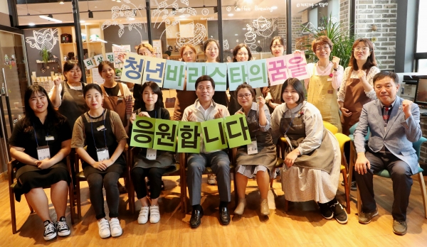 황인호 구청장이 청년바리스타와 함께 기념촬영을 하고 있다