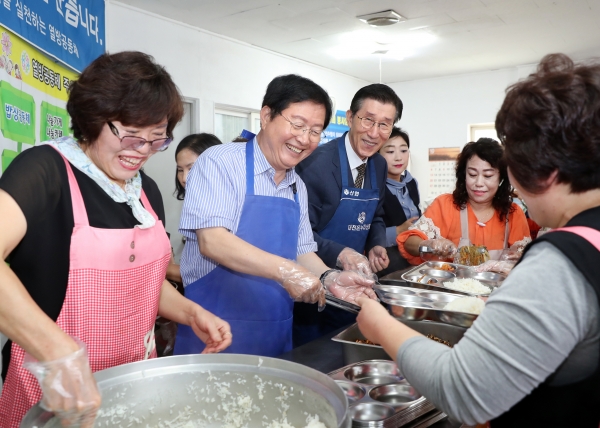 장종태 서구청장이 변동 열방공동체 무료급식소에서 지역 독거노인 등을 대상으로 배식 봉사활동을 하고 있다