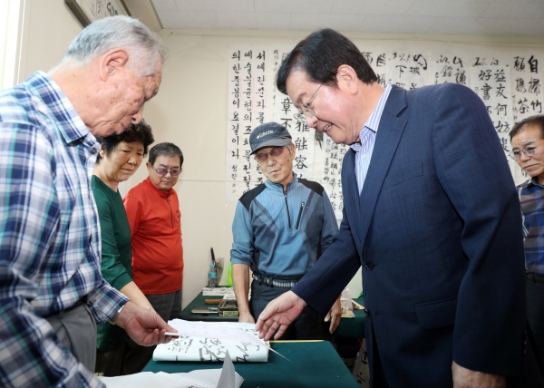 동네 구석구석을 둘러보며 주민과 직접 만나 현장의 생생한 목소리를 듣는 소통행정인 ’행복동행 동네마실’을 변동으로 다녀왔다