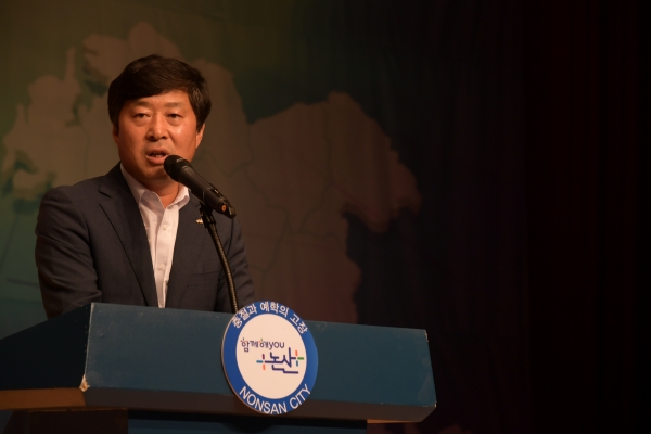 충남지방정부 자치분권 한마당대회에 참석한 황명선 논산시장이 인사말을 통해 자치분권의 필요성을 역설하고 있다