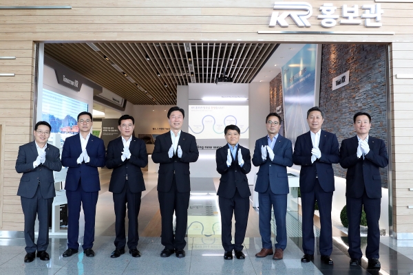 홍보관 개편 기념식(왼쪽4번째 김상균 이사장)