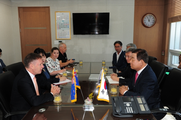 황선봉 군수가 군을 방문한 필립 터너 주한 뉴질랜드 대사와 대화하는 모습