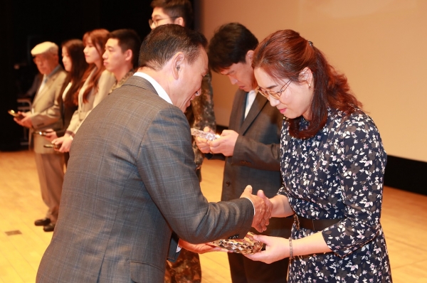 우윤숙씨 전통명인 지정서 및 지정패 전달