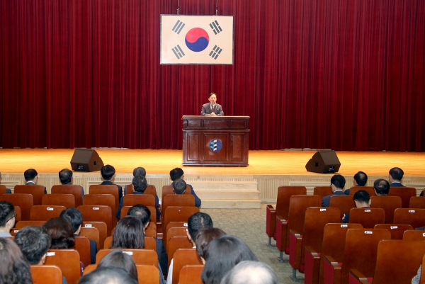 10월 월례조회를 주재하고 있는 설동호 교육감