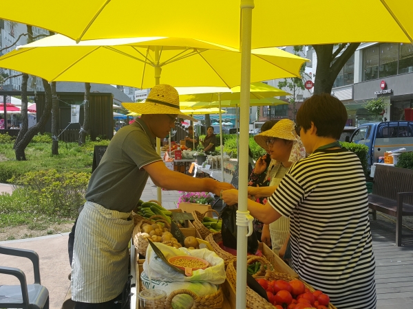 지난 6월 유성온천공원(워터스크린) 일원에서 행복팜(farm) 프리마켓이 운영되고 있다