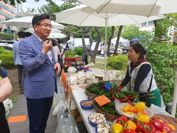 지난 6월 유성온천공원(워터스크린) 일원에서 행복팜(farm) 프리마켓이 운영되고 있다