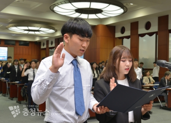25기 수료생과 26기 입단자 대표가 ‘백석인 선언문’을 선포 하고 있다.