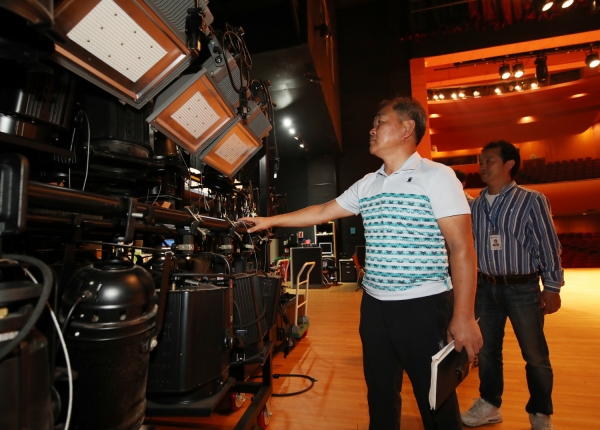 이달 1일부터 8일까지 관내 다중이용시설인 태안문화예술회관, 셀탑펜타스 기숙학원, 만리포 놀이시설 등에 대해 안전검검을 실시한다. 사진은 태안문화예술회관 안전점검 모습.