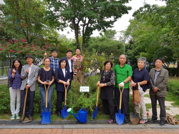 지난 1일 김미자 온천1동장과 온천1동 주민자치회 위원들이 기념식수 앞에서 기념촬영
