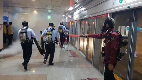 2019 안전한국훈련중 지족역 자위소방대원들이 지진으로 화재가 발생한 열차의    부상자들을 구호하기 위해 출동하고 있다.