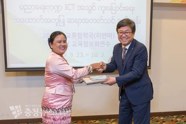 최교진 세종시교육감(우) 미얀마 교원연수자