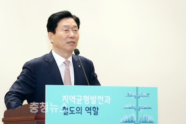 철도공단 김상균 이사장이 '지역균형발전과 철도의 역할' 정책세미나에 참가하여 축사를 하고 있다.