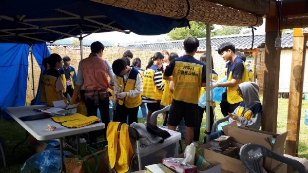 백제문화제 자원봉사자 모습