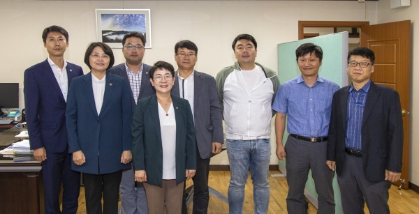 2일 세종시 지역화폐 관계자들이 대덕구를 방문해 대덕e로움 발행과정에 대한 설명을 듣고 세종시 지역화폐 성공을 위한 의견을 교환했다. 박정현 대덕구청장(왼쪽 네 번째)가 세종시 관계자들과 함께 자리 하고 있다.