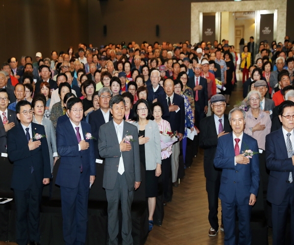 ‘제23회 노인의 날’을 맞아 노인 공경에 대한 사회적 관심과 경로효친 의식을 고양하기 위해 지난 2일 탄방동 더 오페라웨딩 컨벤션에서 열린 노인의 날 기념식 개최