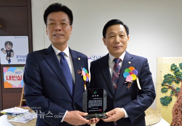 백석문화대 송기신 총장이 이상수 충남어린이집연합회장에게 감사패를 받고 있다.