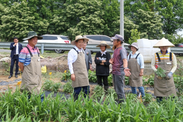 토종종자 가꾸는 마스터 가드너와 김홍장 시장