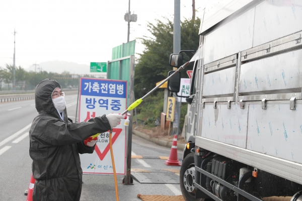 오세현 아산시장이 아프리카돼지열병 소독방역을 직접하고 있다.