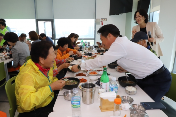 조소행 본부장이 행복밥상 요리찬치에 참가한 요섹남들과 함께           요리를 만들고 여성조합원들에게 음식을 대접했다.