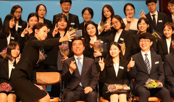 신규 공무원들이 황인호 동구청장과 사진 촬영을 하며 즐거워하고 있다