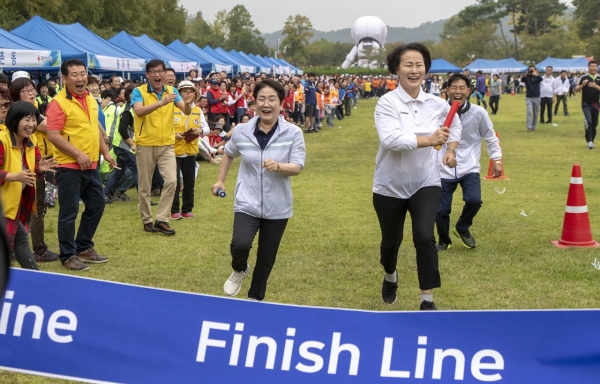 공무원과 구의원이 함께하는 400m이어달리기 경기에서 마지막 주자로 나선 박정현 대덕구청장(왼쪽)과 서미경 대덕구의회 의장이 결승선을 향해 달리는 모습