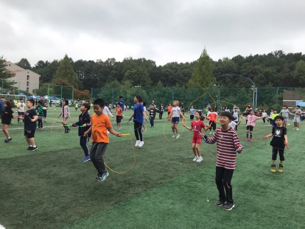 ‘제8회 꿈나무체육대회’에서 참가 아동들이 줄넘기대회를 하고 있다.