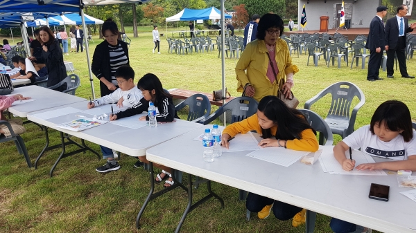 나라사랑 글짓기 대회에서 초등학생들이 글짓기를 하고 있다