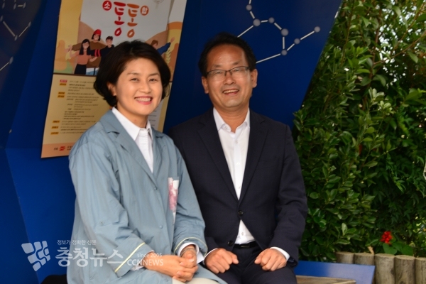 5일 오후 호수공원 일원에서 열린 시민이 함께하는 일곱 번째 세종축제 개막식에 참석한 전 강준현 세종시 정무부시장 부부가 포토존에서 사진을 찍고 있다.