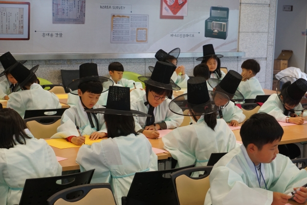 천안박물관이 지난 5일 35가족 120여명을 대상으로 ‘2019 천안박물관 가을 세시페스티벌’을 진행하고 있다.