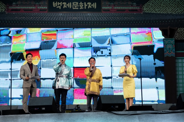 김정섭 공주시장과 박정현 부여군수의 폐막 선언 모습