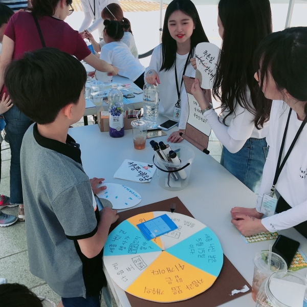 지난해 한글날 대전시청 남문광장에서 열린 문화행사에서 한남대 국어문화원이 손글씨 쓰기 등 체험 행사를 하는 모습.
