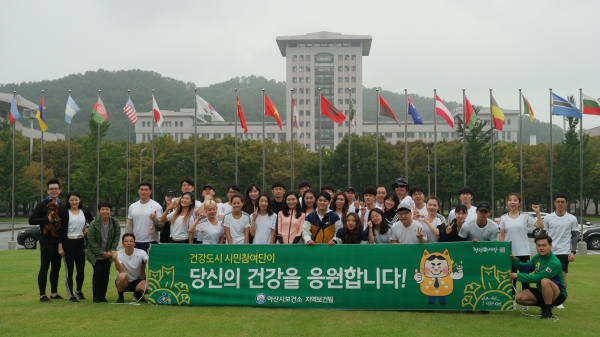 선문대학교에서 런트립전 기념사진