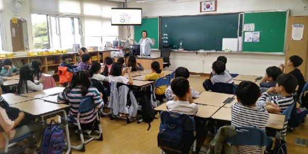 7일 전민초등학교에서 식생활교육 전문강사가 ‘로컬푸드를 통한 안전먹거리를 알고 실천하기’를 주제로 학생들에게 교육 진행