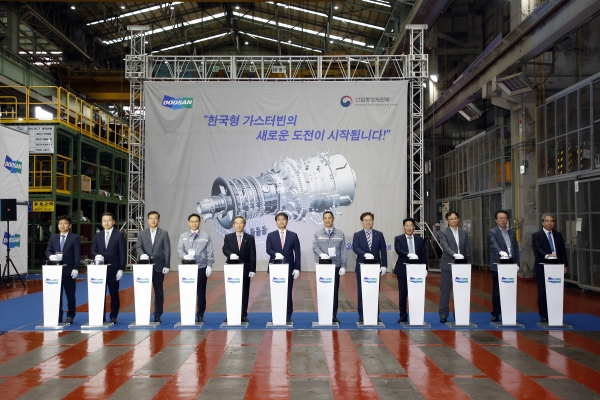 한국서부발전 김병숙 사장(좌측 5번째)이 「한국형 발전용 대형 가스터빈 시제품 제작완료 행사」에 참석(’19.9.19)하여 개막 버튼을 누르고 있다