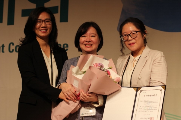 ‘2019년 대한작업치료학회 추계학술대회‘에 참석한 김수경 교수, 이지연 학회장, 권미화 씨(왼쪽부터)