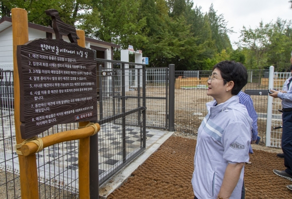박정현 대덕구청장은 대덕구 상서동 신탄진휴게소 일원에 조성되는 반려동물 놀이터를 찾고 오는 14일 개장에 앞서 사전점검을 하고 있다.
