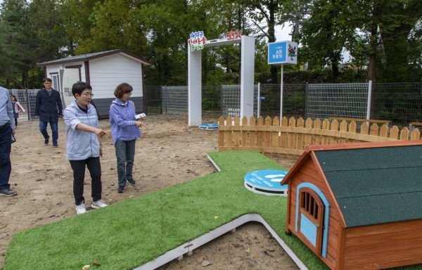 박정현 대덕구청장은 대덕구 상서동 신탄진휴게소 일원에 조성되는 반려동물 놀이터를 찾고 오는 14일 개장에 앞서 사전점검을 하고 있다.