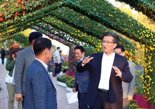 지난 8일 유림공원에서 정용래 유성구청장이 공원녹지과 직원들과 함께 현장점검을 실시