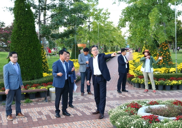 지난 8일 유림공원에서 정용래 유성구청장이 공원녹지과 직원들과 함께 현장점검 실시