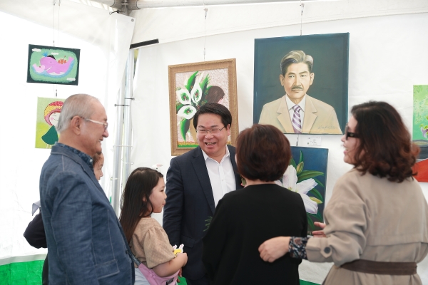 평생학습한마당에 차려진 다양한 부스를 찾아 격려하는 오세현 아산시장